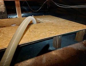 Zateplení stropu rodinného domu pomocí foukané izolace